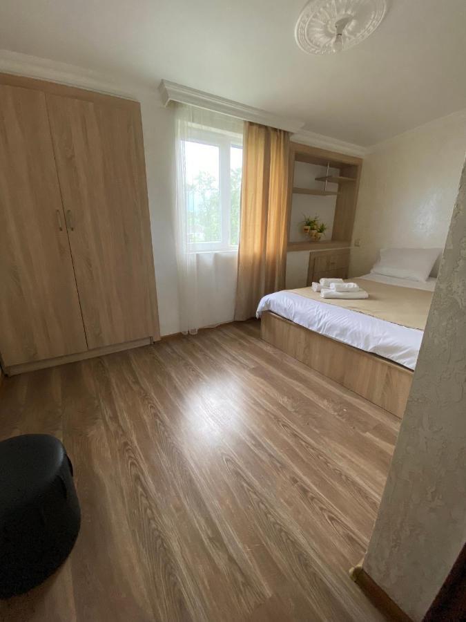 Hotel Holiday House Chkonia Batumi Exterior foto