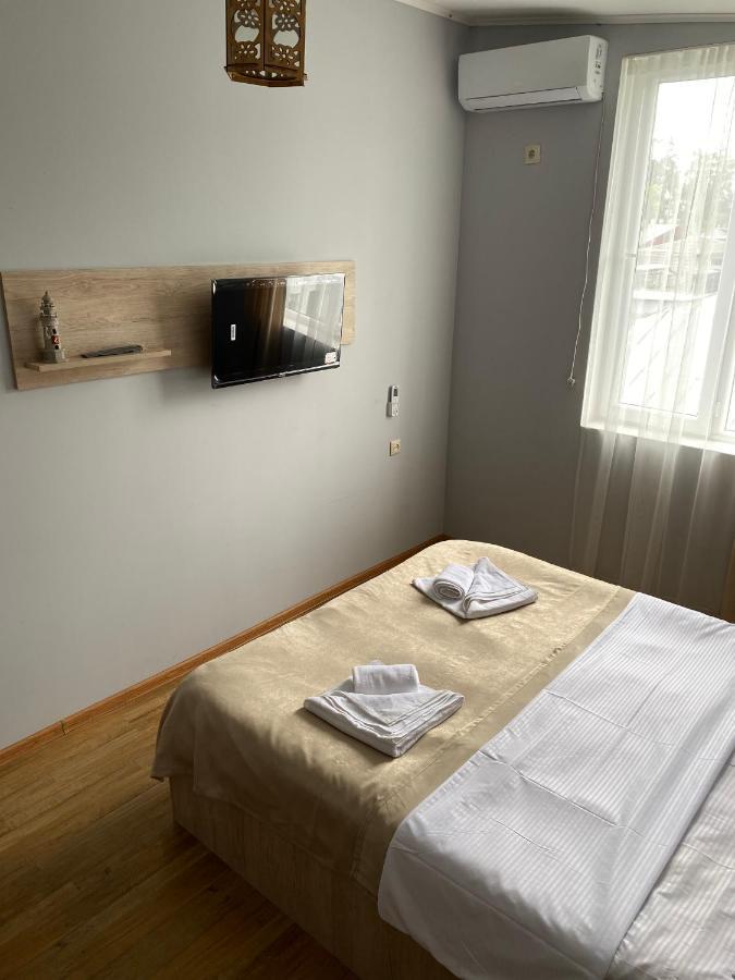 Hotel Holiday House Chkonia Batumi Exterior foto